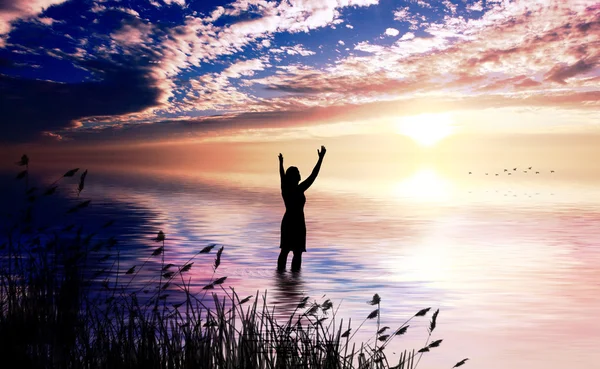 depositphotos 7768489 stock photo woman praising at dawn - O Poder de Louvar em Todo Tempo