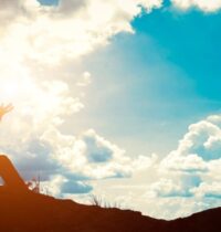 mulher le a biblia 1597527122154 v2 900x506 2 200x210 - Seja Grata a Deus em Meio as Dificuldades!