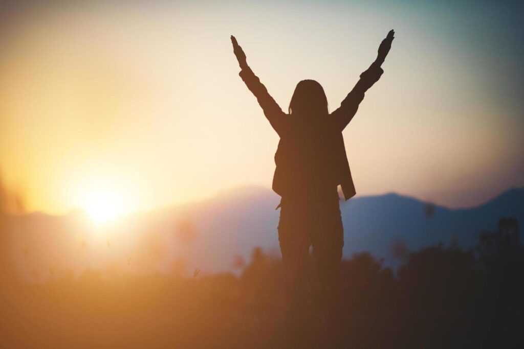 silhouette of a woman praying over a beautiful sky background free photo 1024x683 - Há Esperança Para O Teu Futuro