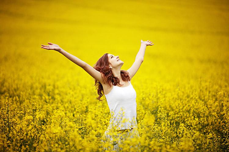 mulher de bracos abertos olhando para o ceu feliz no jardim Shutterstock Images 1 - Deus Abate a Soberba