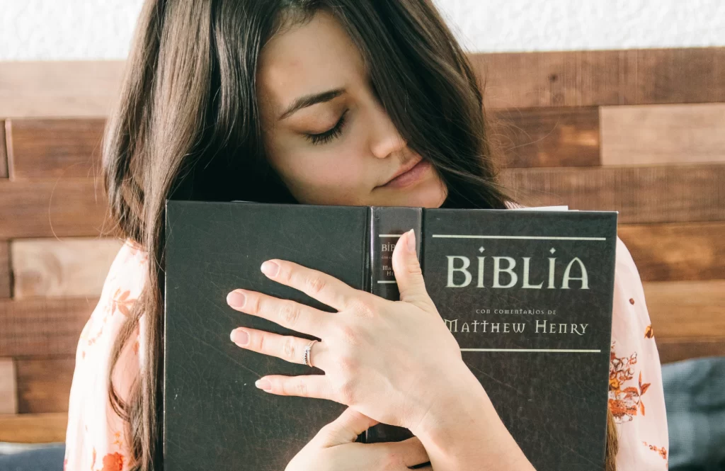 2678985134 mulher biblia 1024x665 - Abandonando os Fantasmas do Passado